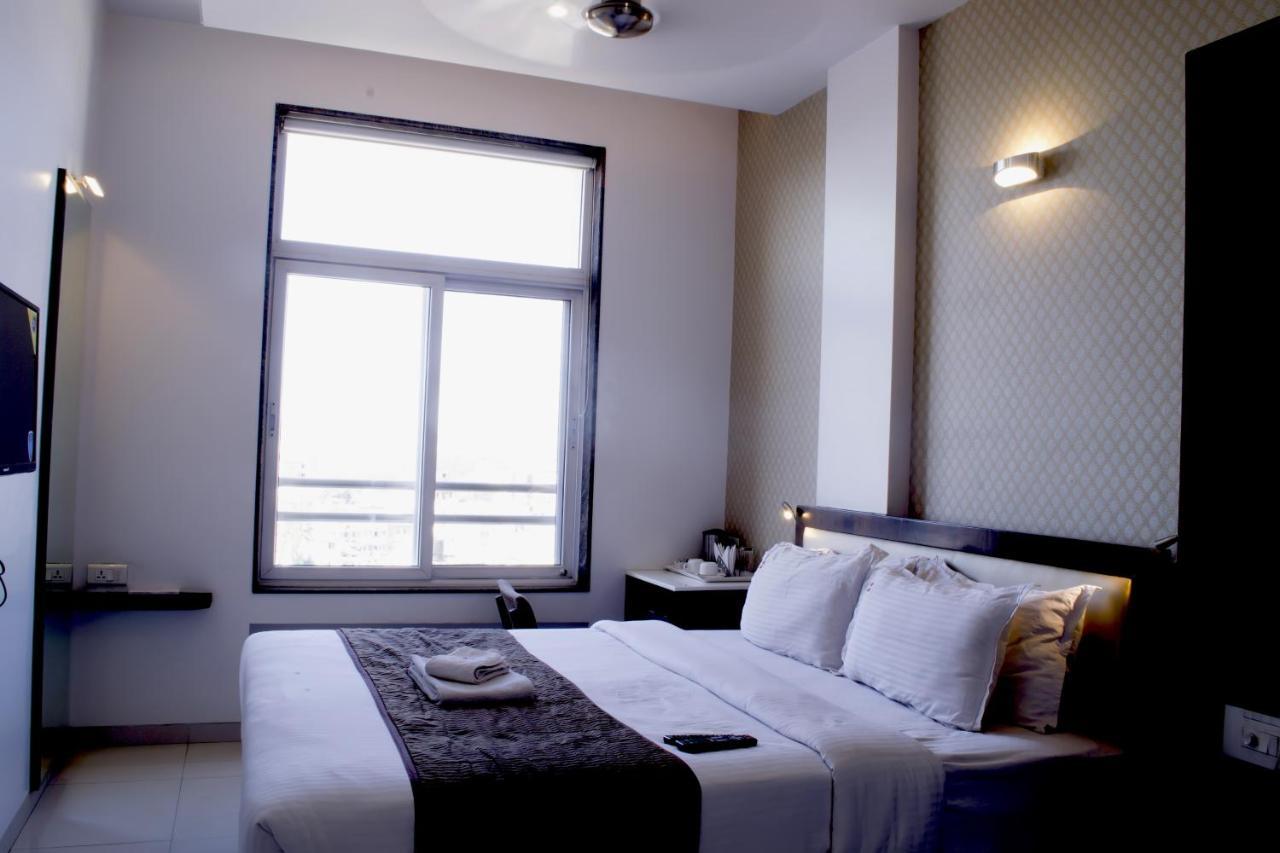 Hotel Sri Sri Executive, Kolhapur Eksteriør billede