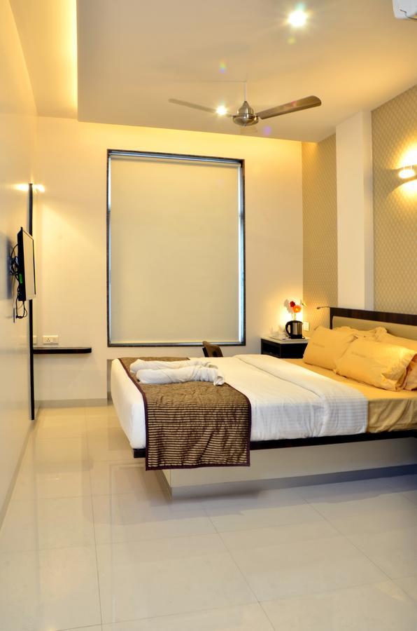 Hotel Sri Sri Executive, Kolhapur Eksteriør billede