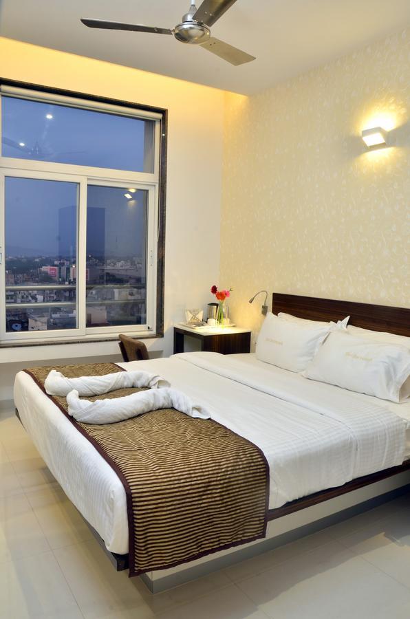 Hotel Sri Sri Executive, Kolhapur Eksteriør billede